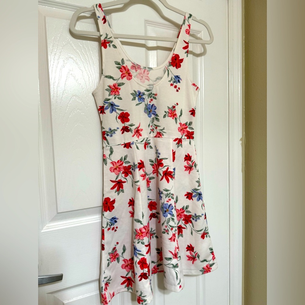 Summer dress with round neckline and non-adjustable straps